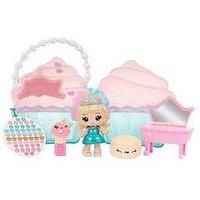 Yummiland Beauty Bag Playset + Lip Gloss Doll - Cupcake Bag - Includes Exclusive Callie Birthday Cake, Nail Polish + Stickers, Body Shimmer, Doll Playset, Cosmetic Play, Suitable for Children Ages 4+