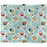 https://www.burton.co.uk/product/sesame-street-sesame-street-festive-heads-pattern-silky-touch-super-soft-throw-blanket-152-x-127-cm_p-21d60fe2-d525-4de3-a6ec-e1781f3d5504£colour=White&size=One%20Size