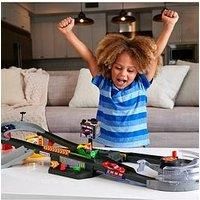 Disney and Pixar Cars Track Set, Piston Cup Action Speedway Playset with 1:55 Scale Lightning McQueen Die-Cast Toy Car, HPD81