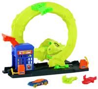 Hot Wheels Toy Car Track Set, Snake Gas Station Playset with 1:64 Scale Die-Cast Vehicle, 2 Ways to Play, Corkscrew Loop & Speed Snap Track