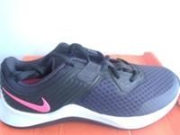 Nike  W NIKE MC TRAINER  women's Sports Trainers (Shoes) in Black