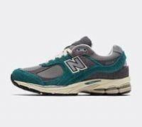 New Balance 2002r trainers in turquoise