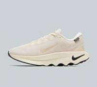 Nike Women Motiva Gore-tex Wasserdichter Walkingschuh für Damen Walking Shoe, Guava Ice Guava Ice Pale Ivory Sail, 4.5 UK