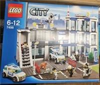 LEGO CITY: Police Station (7498)
