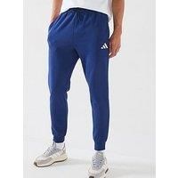 adidas Men/'s Essentials FEELCOZY Fleece Pant, Dark Blue/White, S