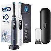 Oral-B iO7 2x Electric Toothbrushes with Revolutionary Magnetic Technology, App Connected Handles, 2 Ultimate Clean Toothbrush Heads & x1 Travel Case, 5 Modes with Teeth Whitening, Black/White