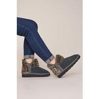 Moshulu Women's 'Snowman 3' Fluffy Bootie Slippers in Grey | Size: 6