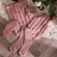 OHS Blush Pink Hot Water Bottle Gift Set for Women Ribbed Faux Fur Winter Christmas Gifts for Women Includes 750ml Hot Water Bottle, Eye Mask, Fluffy Socks, Scrunchie, Draw String Bag