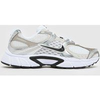 Nike V5 RNR Trainers in White & Black