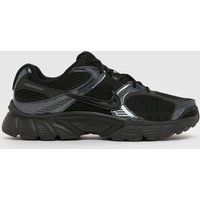 Nike V5 RNR Trainers in Black