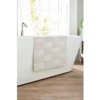 https://www.burton.co.uk/product/the-lyndon-company-egyptian-spa-700gsm-cotton-towels-ultra-soft-highly-absorbent-luxury-bathroom-essentials_p-e9a6eb39-9c23-4753-9a18-f7f134313106£colour=Silver&size=Face%20Towel%20Pair