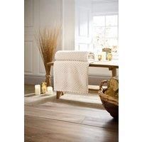 https://www.burton.co.uk/product/deyongs-hemsworth-chevron-fleece-throw-blanket-super-soft-warm-cozy-130x170cm_p-4367d9bd-901e-4024-a6f9-1e5e751ebc8d£colour=Cream&size=130cm%20x%20170cm