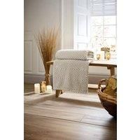 https://www.burton.co.uk/product/deyongs-hemsworth-chevron-fleece-throw-blanket-super-soft-warm-cozy-130x170cm_p-4367d9bd-901e-4024-a6f9-1e5e751ebc8d£colour=Stone&size=130cm%20x%20170cm