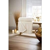 https://www.burton.co.uk/product/deyongs-hockley-supersoft-plush-large-quilted-throw-150x200cm-warm-soft-blanket_p-3a13bca2-efae-4491-824c-527702cf78aa£colour=Cream&size=150cm%20%C3%97%20200cm