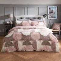 https://www.burton.co.uk/product/smart-living-luxurious-geo-shaggy-faux-fur-fleece-duvet-cover-with-pillowcases_p-df8249c8-ae13-4c03-82ac-acf7d883e20e£colour=Pink&size=Single