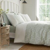 Dreams & Drapes - Pintuck Leaf Duvet Cover - Super King Bedding Size (260 x 220cm) - 2 Pillowcases - Premium PolyCotton - Floral Duvet Cover in Green - Sage Green/White Bedding