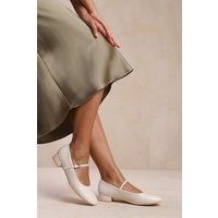 'Portugal' Low Heel With Strap And Buckle Detail