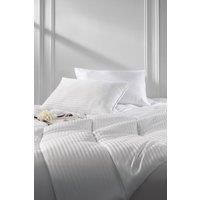 Snuggledown Luxurious Hotel Super King Duvet - 4.5 Tog Premium Lightweight Summer Quilt for Night Sweats, 2 Medium Pillows - Soft Touch Cover, Hypoallergenic, Machine Washable, Size (260cm x 220cm)