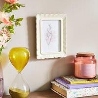 Scalloped Photo Frame