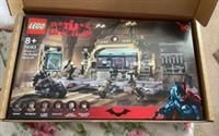 LEGO 76183 DC Batman Batcave: The Riddler Face-off Set with Toy Motorbike for Kids 8 Years Old, with Catwoman and Alfred Minifigures