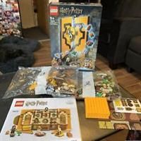 LEGO 76412 Harry Potter Hufflepuff House Banner, Hogwarts Castle Common Room Toy or Wall Decoration, Set with 3 Minifigures and Mandrake, Collectable Travel Toys
